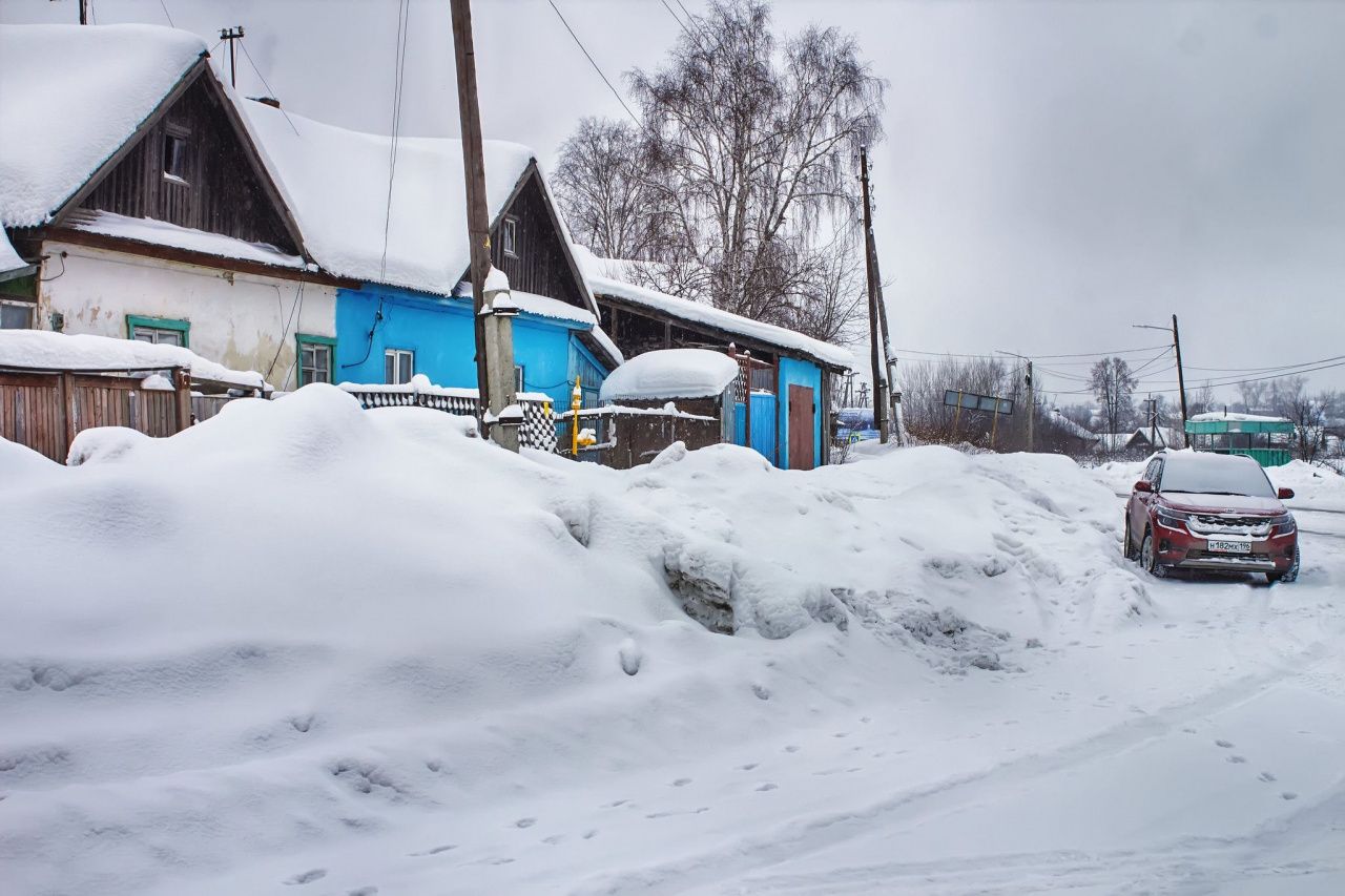 «Нас же затопит весной!» Жительница Набережной жалуется на огромные валы снега возле домов