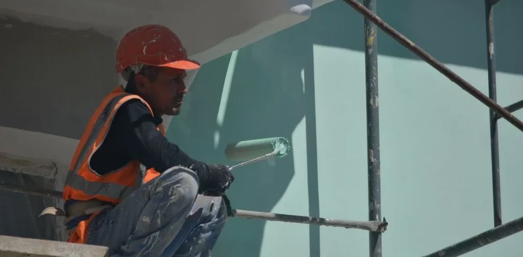 «Невозможно 4 саморезами удержать 10-20 тонн снега». Почему передумали делать крыши цветными