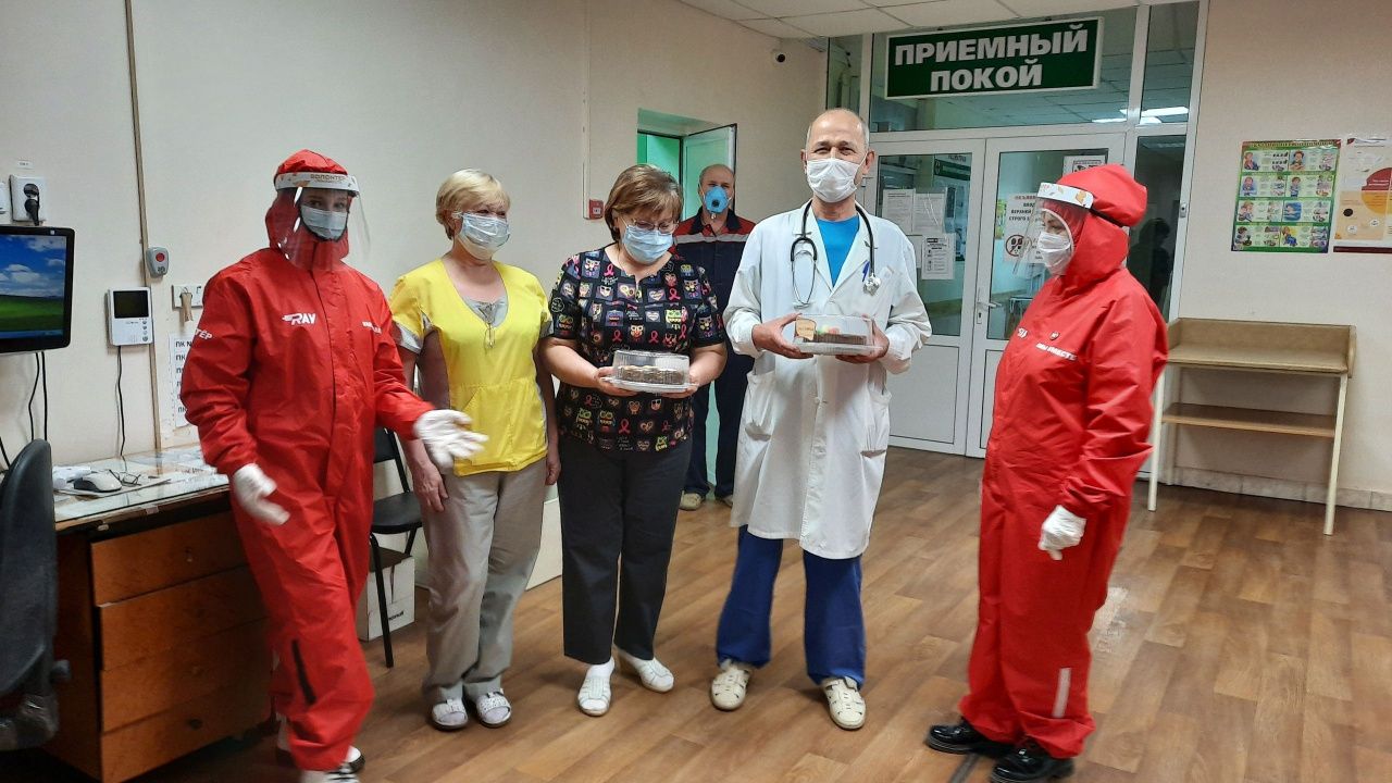 В Краснотурьинске волонтеры подарили медикам торты