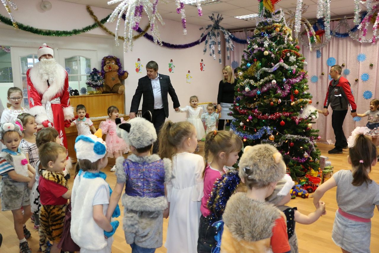 Заводчане поздравили детей противотуберкулезного диспансера с Новым годом