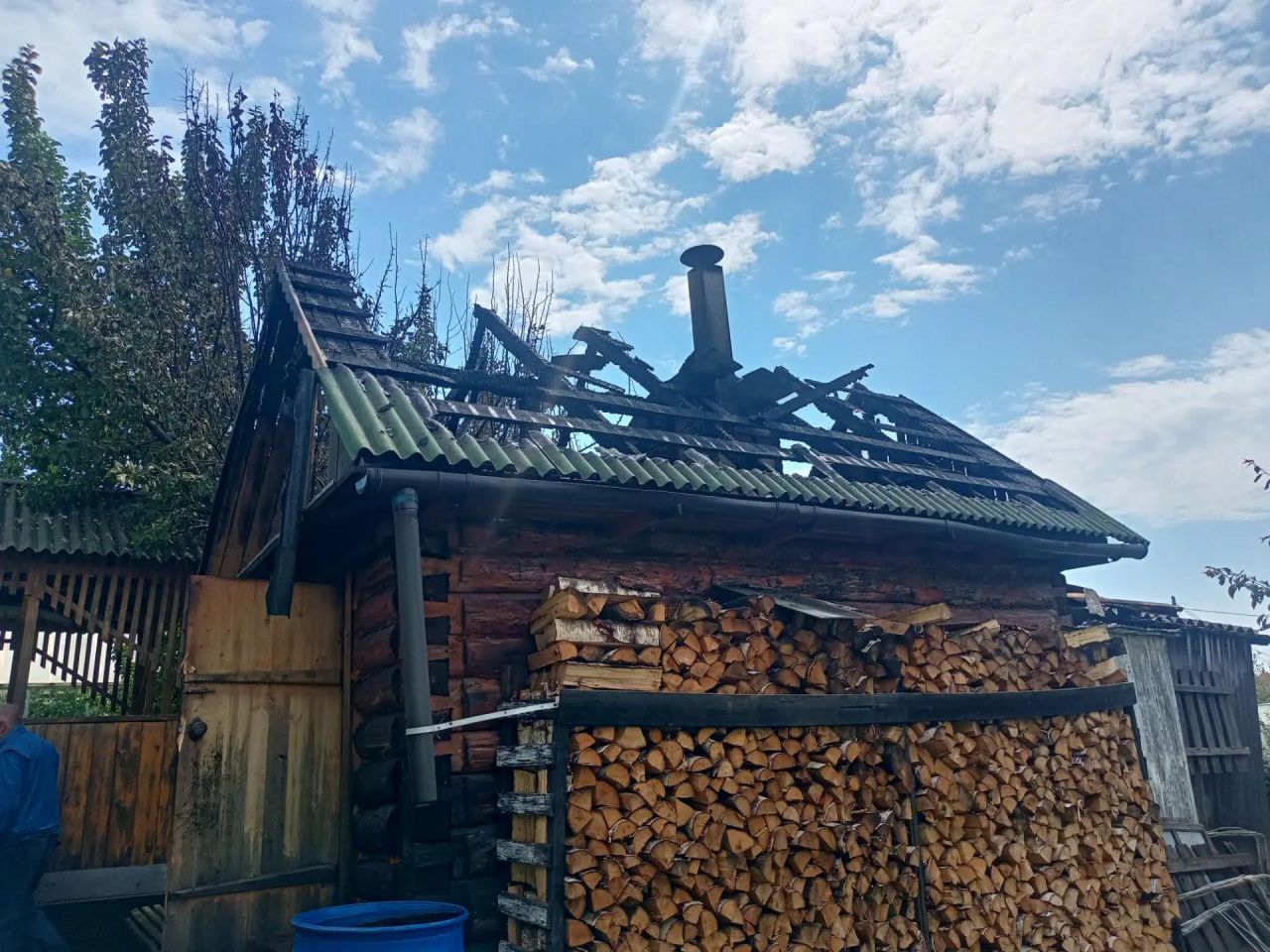 «Скорее всего, молния ударила». В садах горела крыша бани
