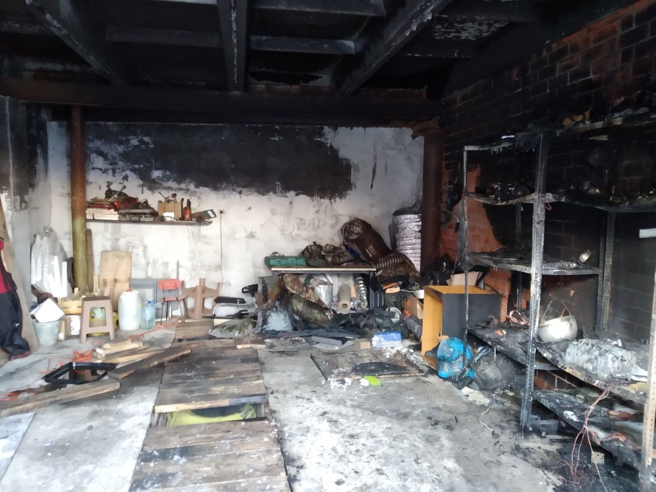 В Краснотурьинске из-за взрыва аккумулятора горел «УАЗ-Хантер»