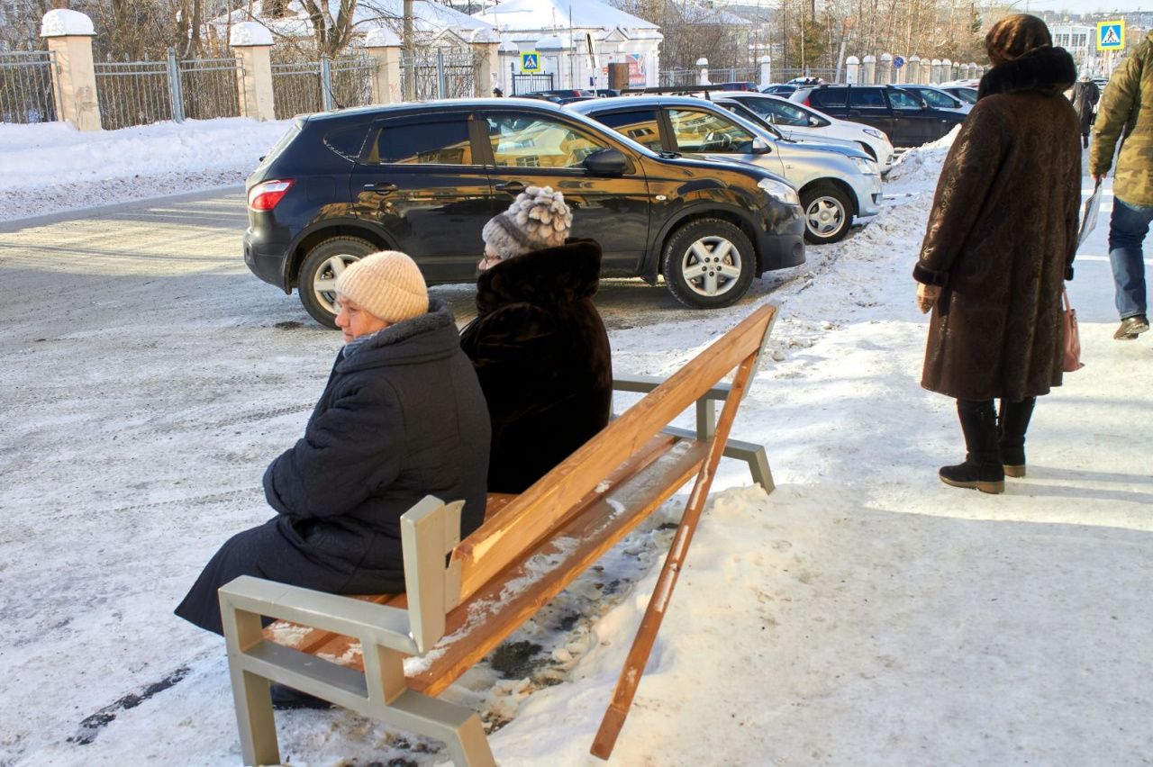 Хулиганы сломали спинку новой лавочки у поликлиники | Новости |  Краснотурьинск.инфо