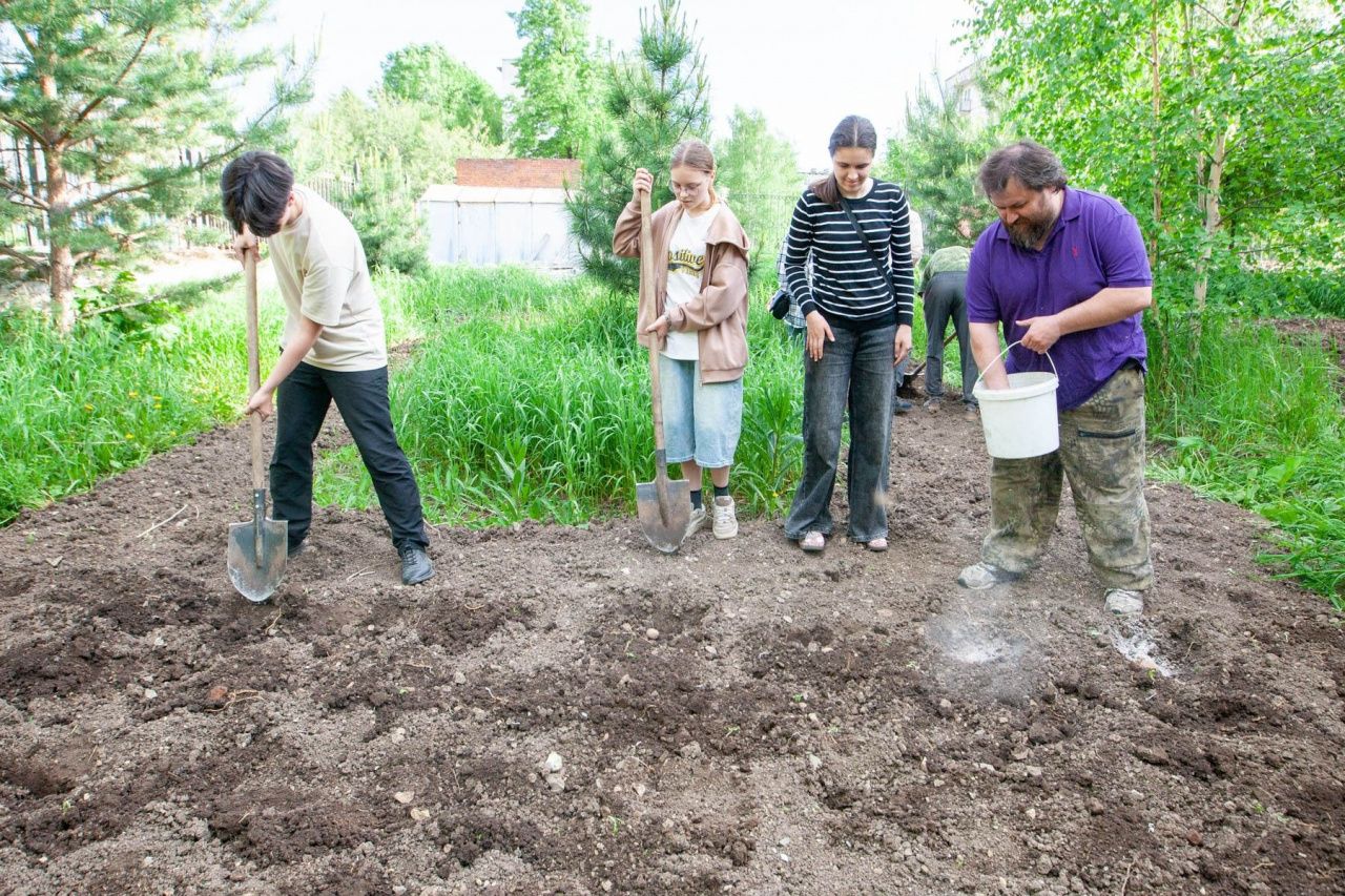«Надеемся собрать более 40 ведер картошки с 8». Верующие посадили корнеплод на территории собора
