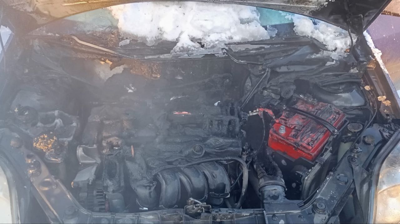 Рядом с отделом полиции вспыхнул автомобиль