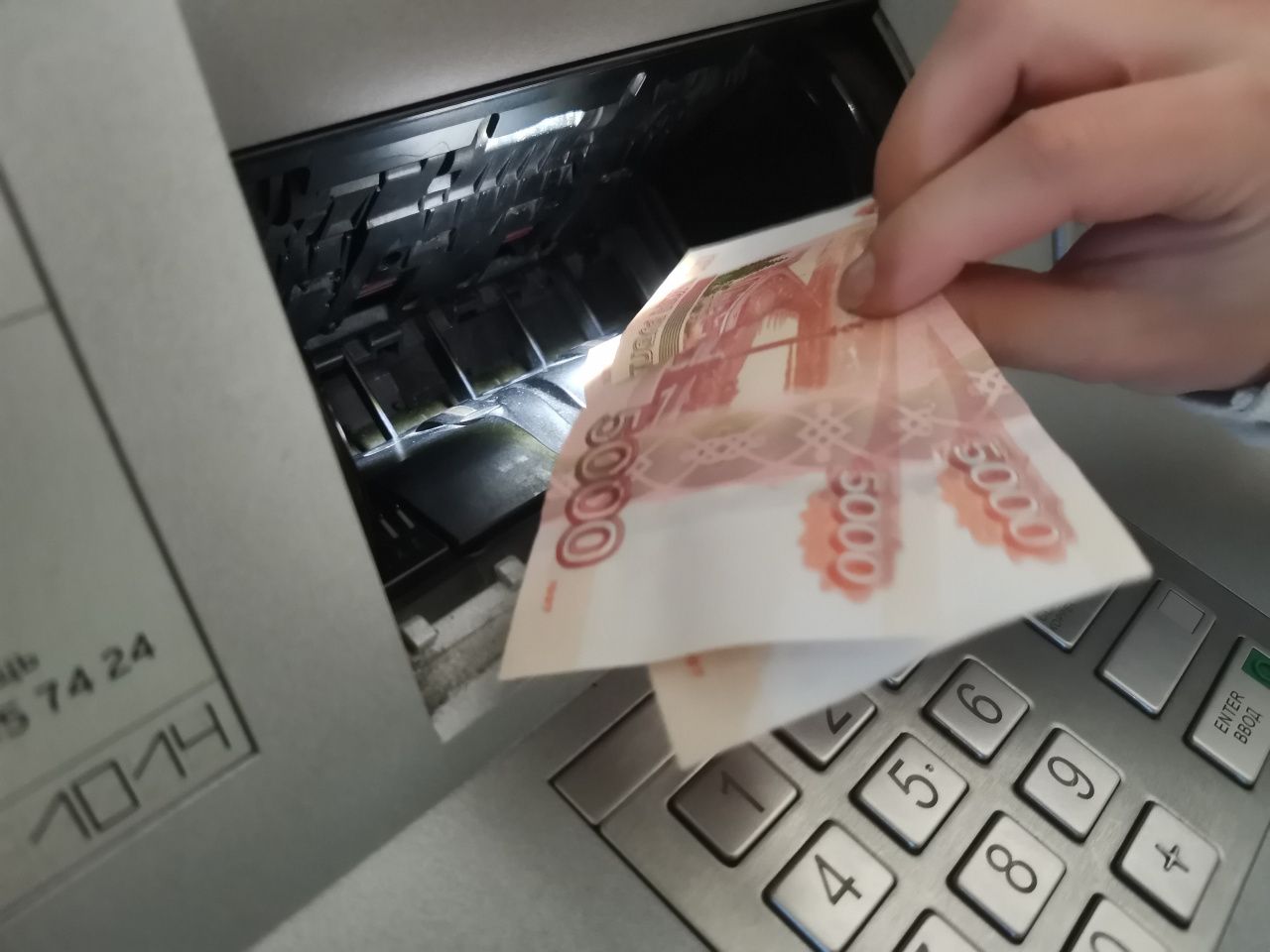 Собутыльник украл деньги с карты вахтовика
