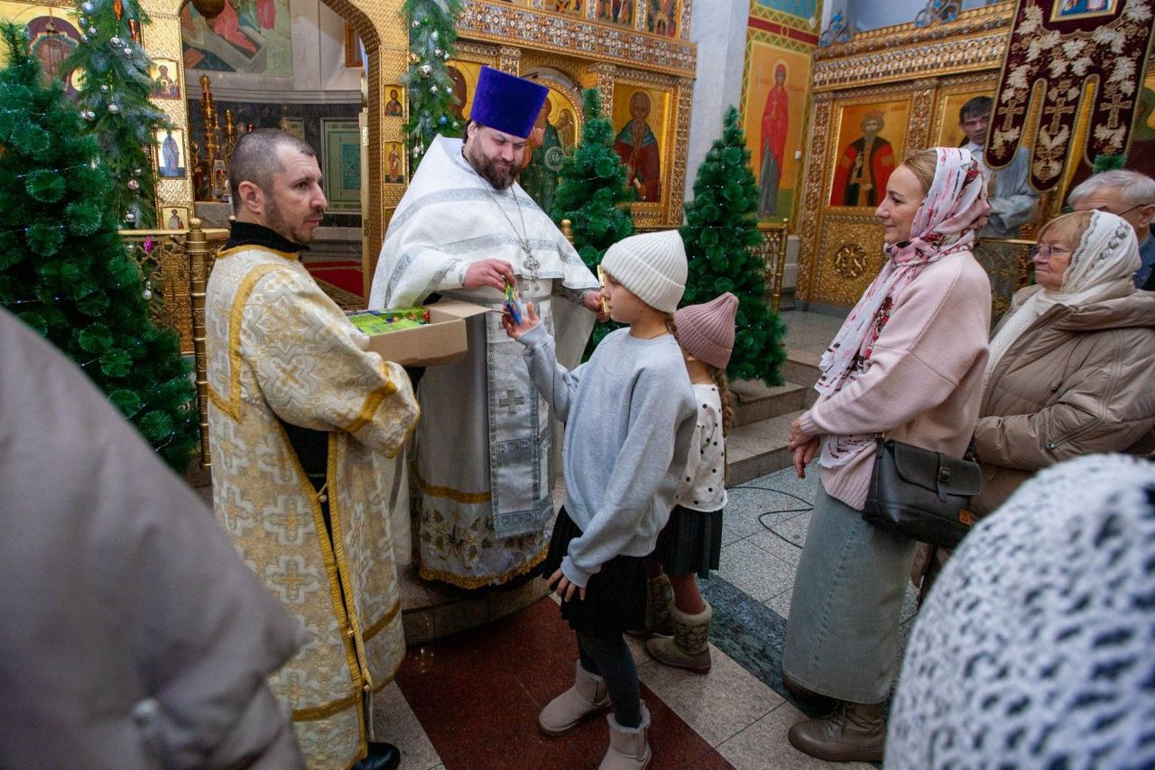 В Краснотурьинске Рождество Христово встретили праздничными богослужениями