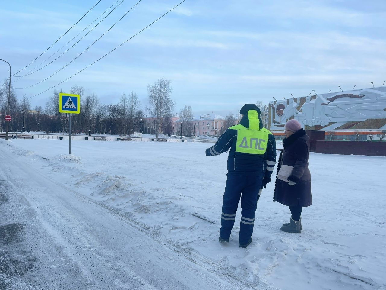 Автоинспекторы ежедневно беседуют с пешеходами на тему безопасности