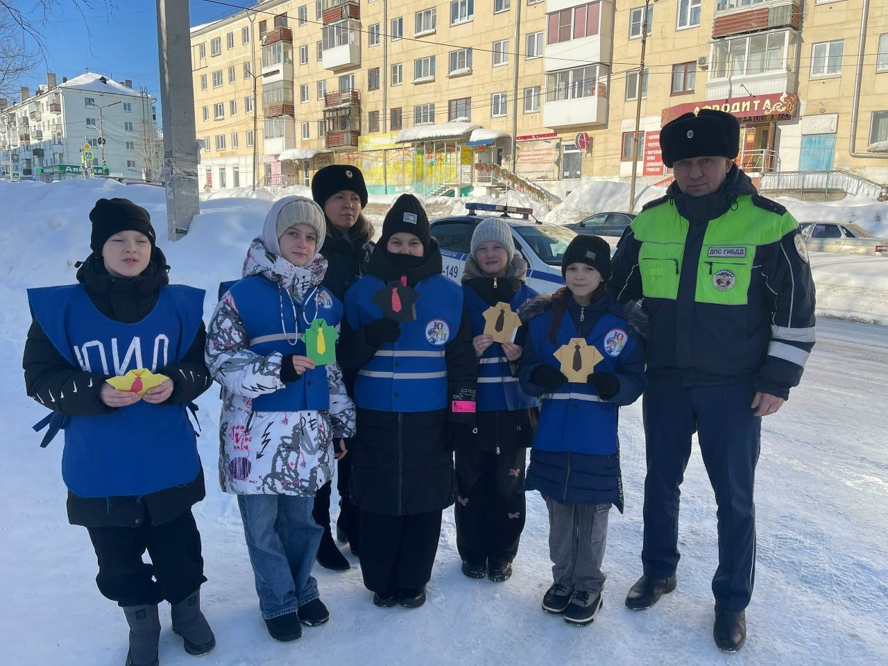Юные инспекторы движения поздравили водителей с 23 февраля