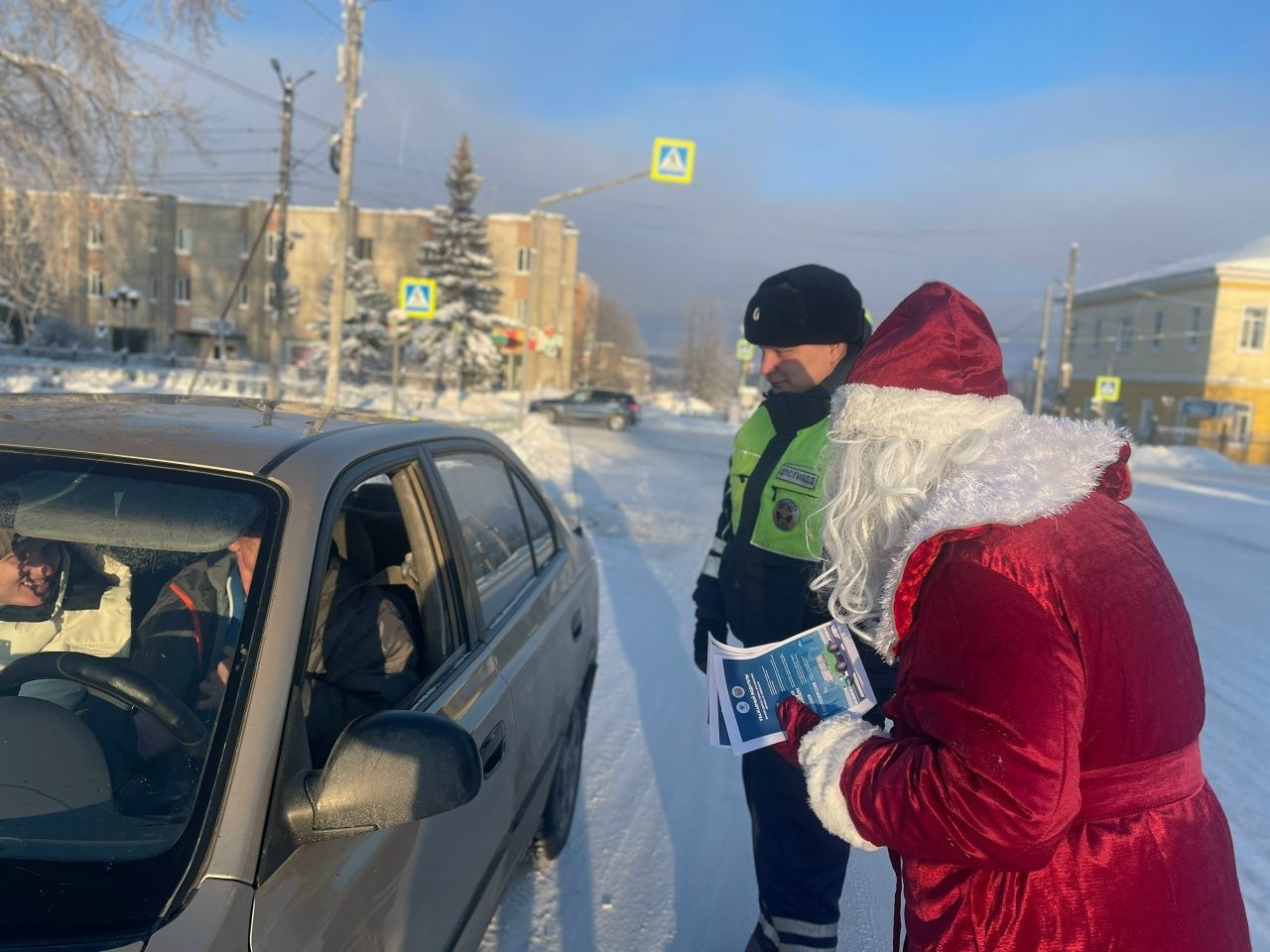 Почетный гражданин Краснотурьинска примерил костюм Деда Мороза для акции Госавтоинспекции