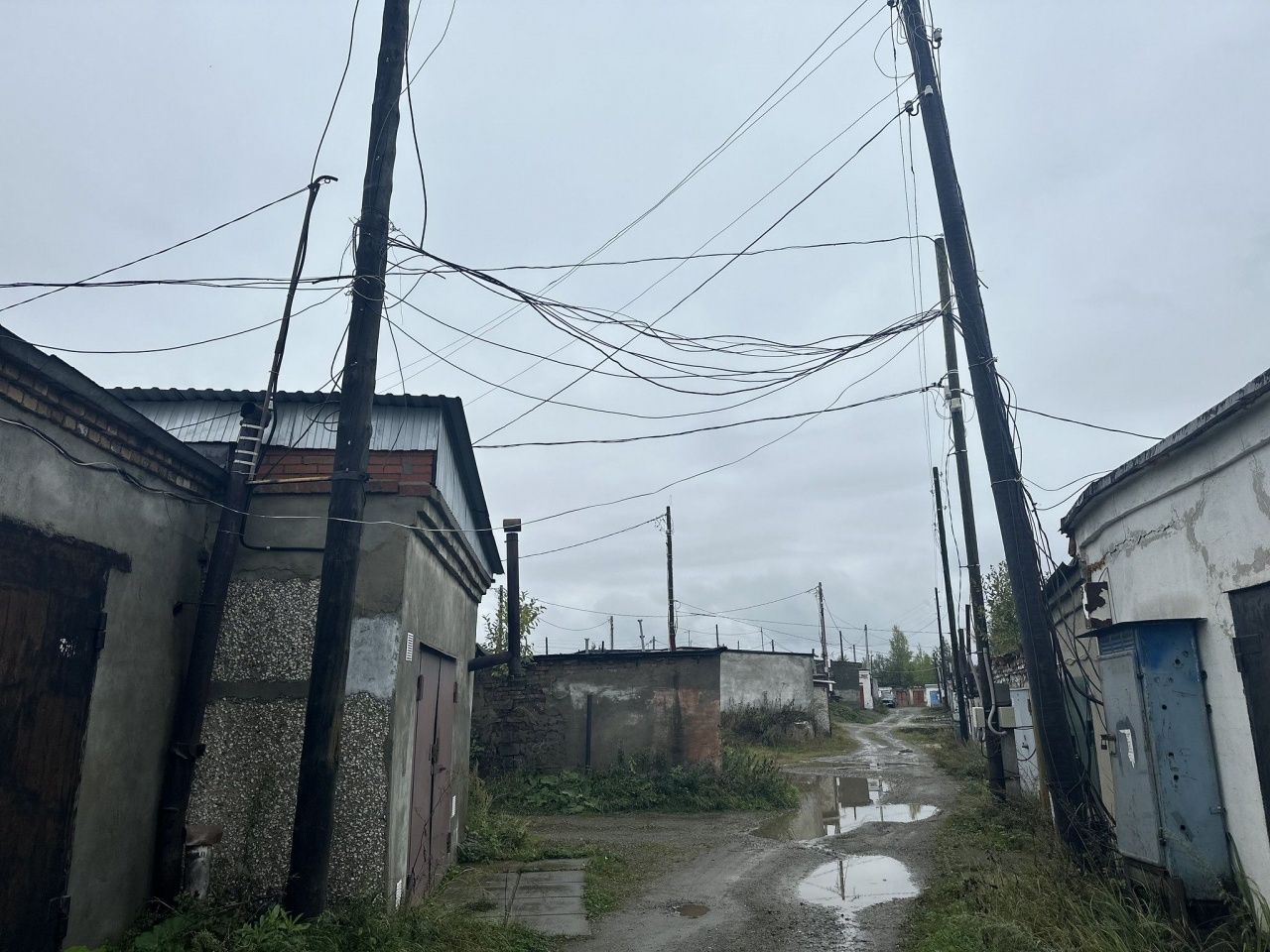 «Бедолага сгнил». Горожанин обнаружил шатающийся столб