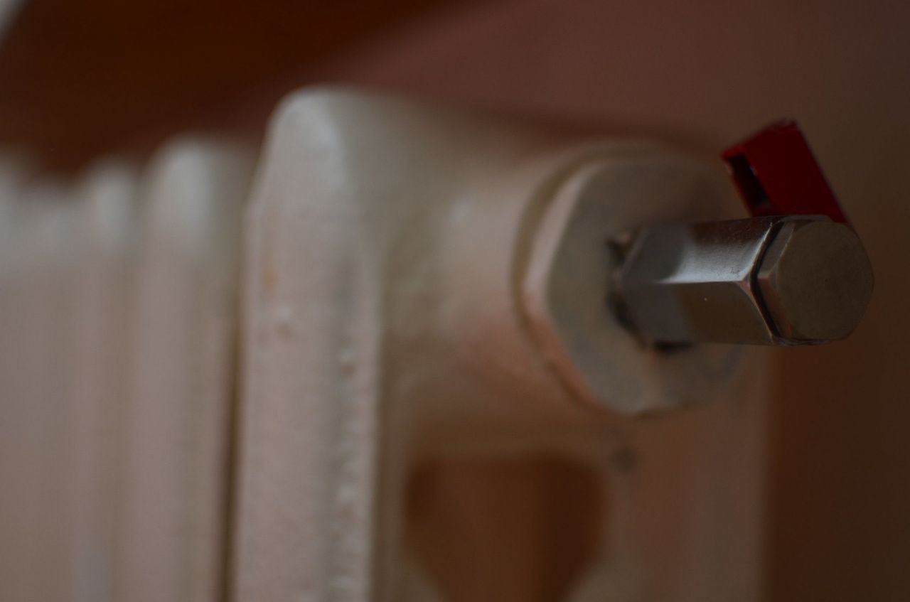 На улице Попова идут ремонтные работы, жители жалуются на холодные батареи