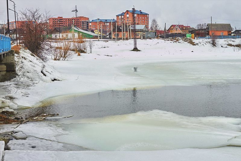 В Краснотурьинске рыбак ушел под лед. Его спасли инспекторы ГИБДД