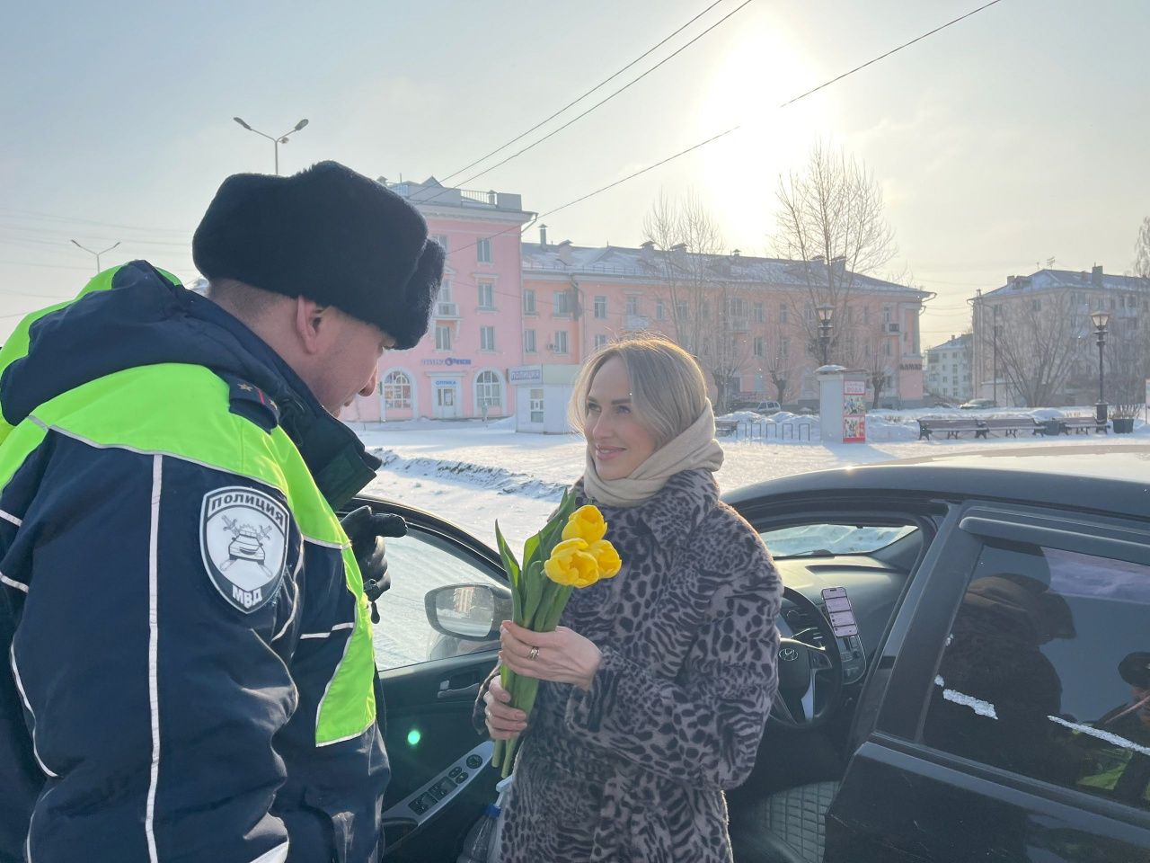 Сотрудники ГАИ провели акцию к 8 Марта. Подарили около 50 букетиков