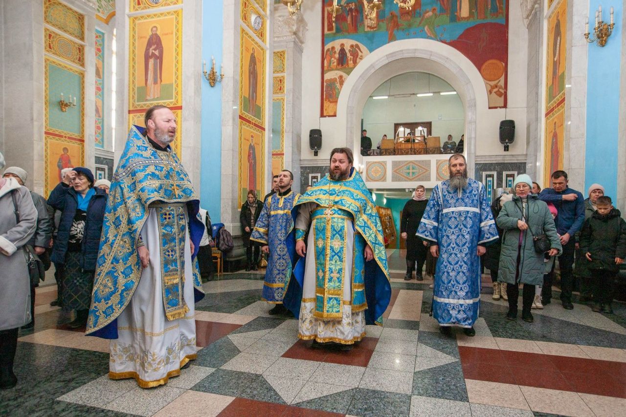 Прихожане собора Максима Исповедника отметили День народного единства
