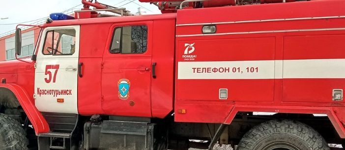 В Краснотурьинске горели венки на кладбище