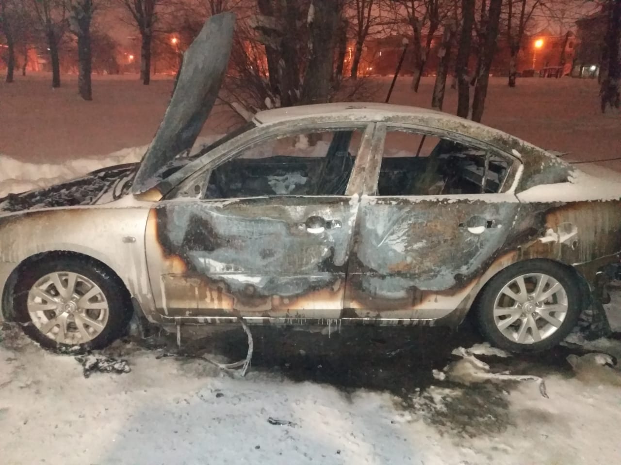 В Краснотурьинске за выходные сгорели две машины. Ущерб — около полумиллиона рублей