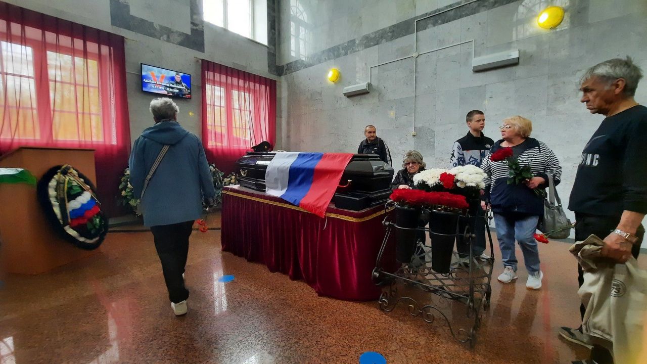 «Вернусь — и спляшем, и станцуем». Похоронили Всеволода Адыбаева, погибшего на СВО