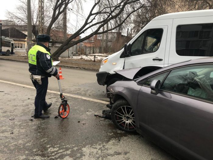 Водитель из Краснотурьинска попал в ДТП в Екатеринбурге. Пострадала пассажирка
