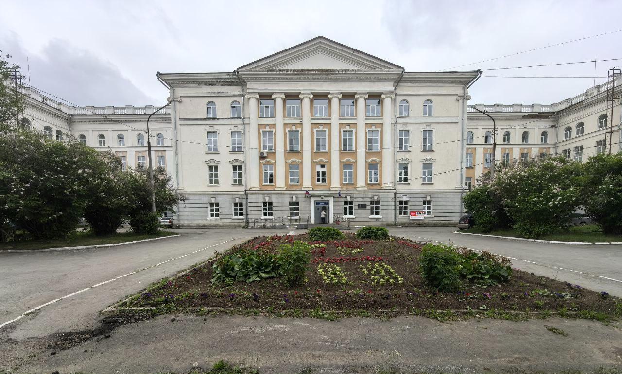 Юные натуралисты украсили территорию у больницы