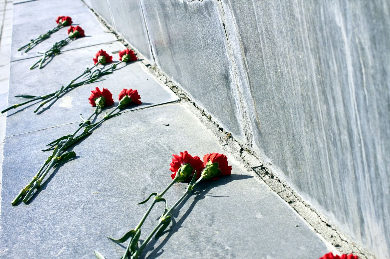 Коммунисты возложили цветы к памятнику Ленину