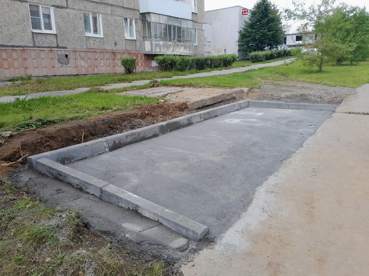 Автобусную остановку не смогли установить в срок
