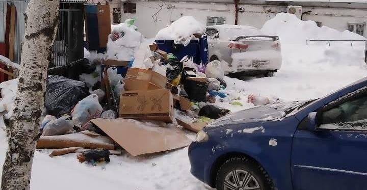 Из-за провала асфальта в Краснотурьинске не могут вывезти мусор уже неделю