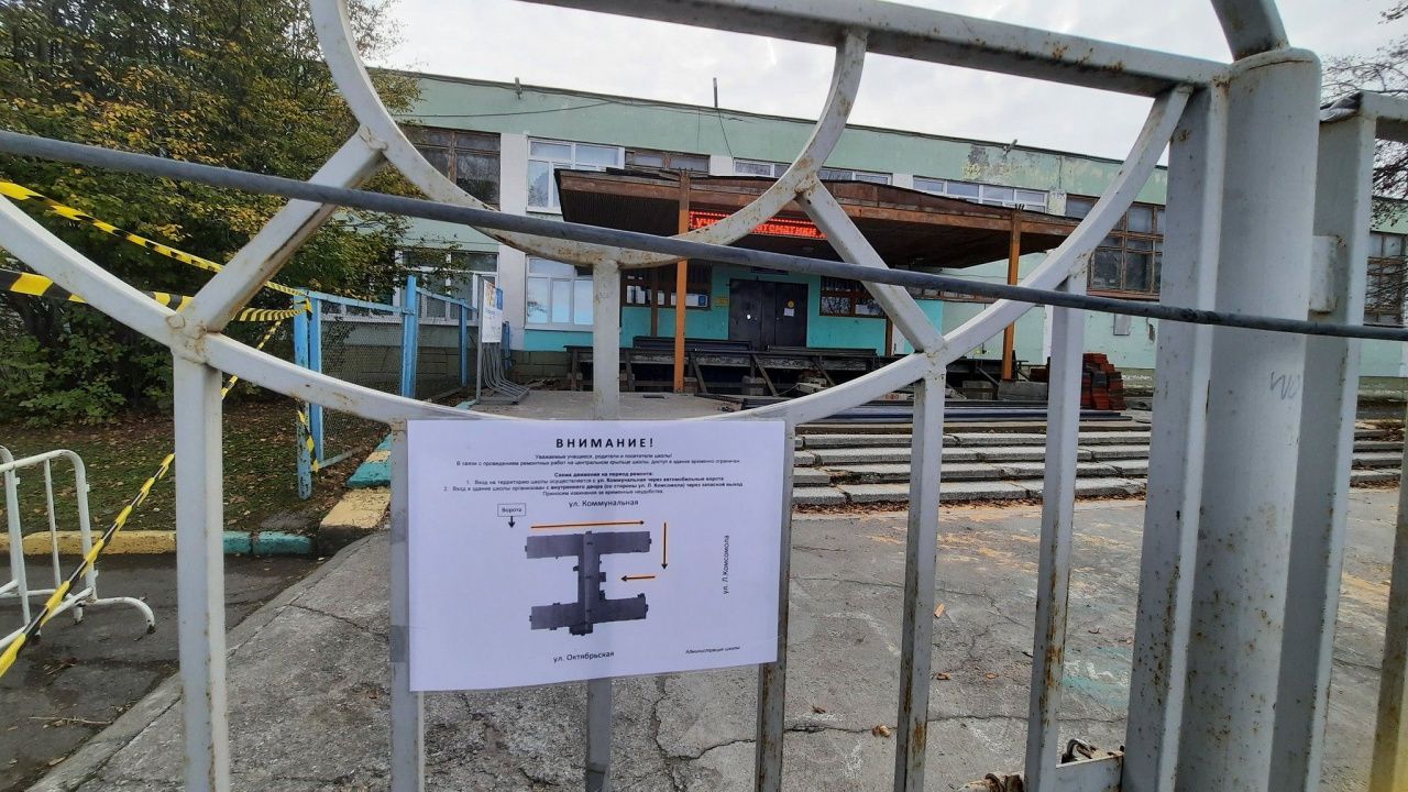 «Дети в окружную ходят». Горожанка возмущается, почему закрыт вход в школу №1 со стороны Октябрьской