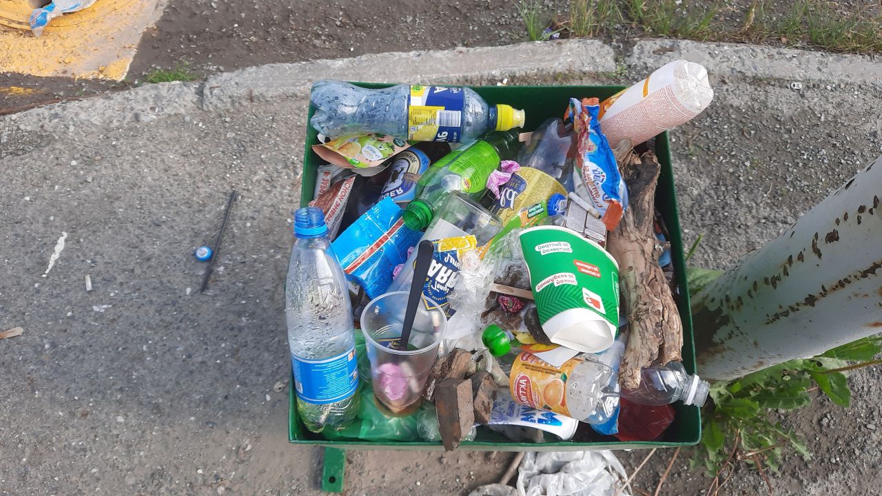 Ситуация резко обострилась. Краснотурьинцы стали заполнять уличные урны мусором из дома 