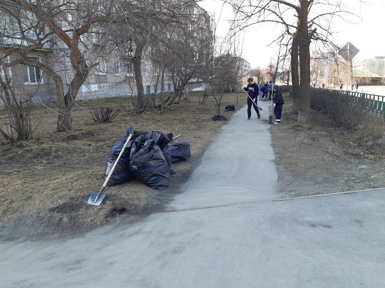 Более 60 КамАЗов мусора вывезли после субботников в Краснотурьинске. На уборку вышли не все