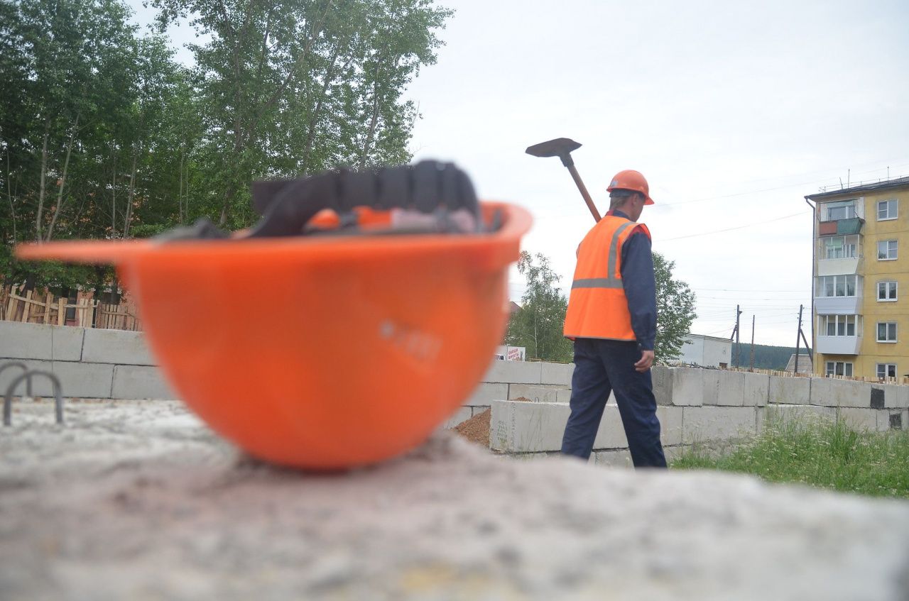 Более 70 работников краснотурьинской строительной компании больше года не могут получить зарплату