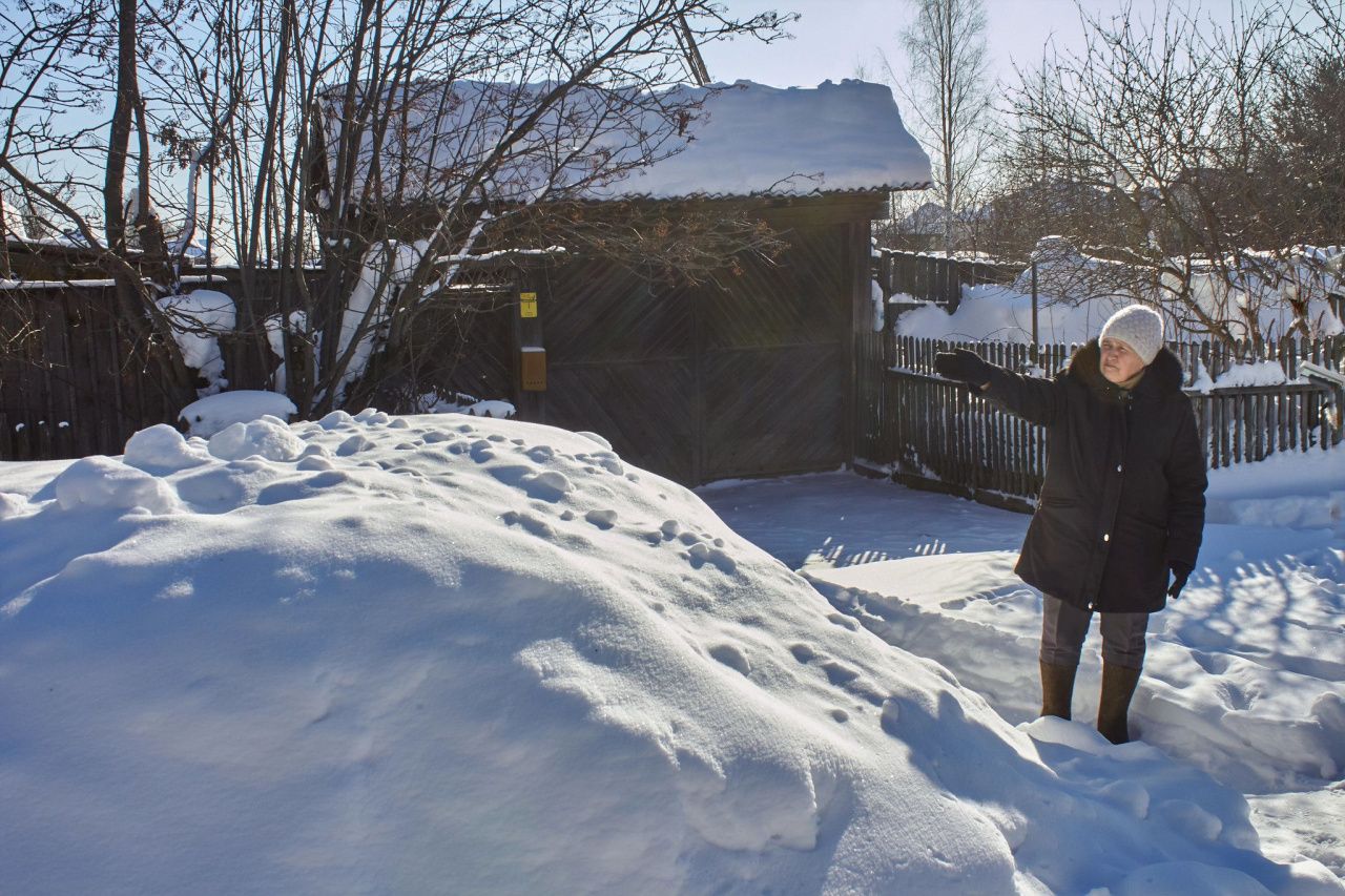 «Сказали, нет техники. И денег на технику тоже!»: пенсионерка из Рудничного просит вывезти сугробы с перекрестка