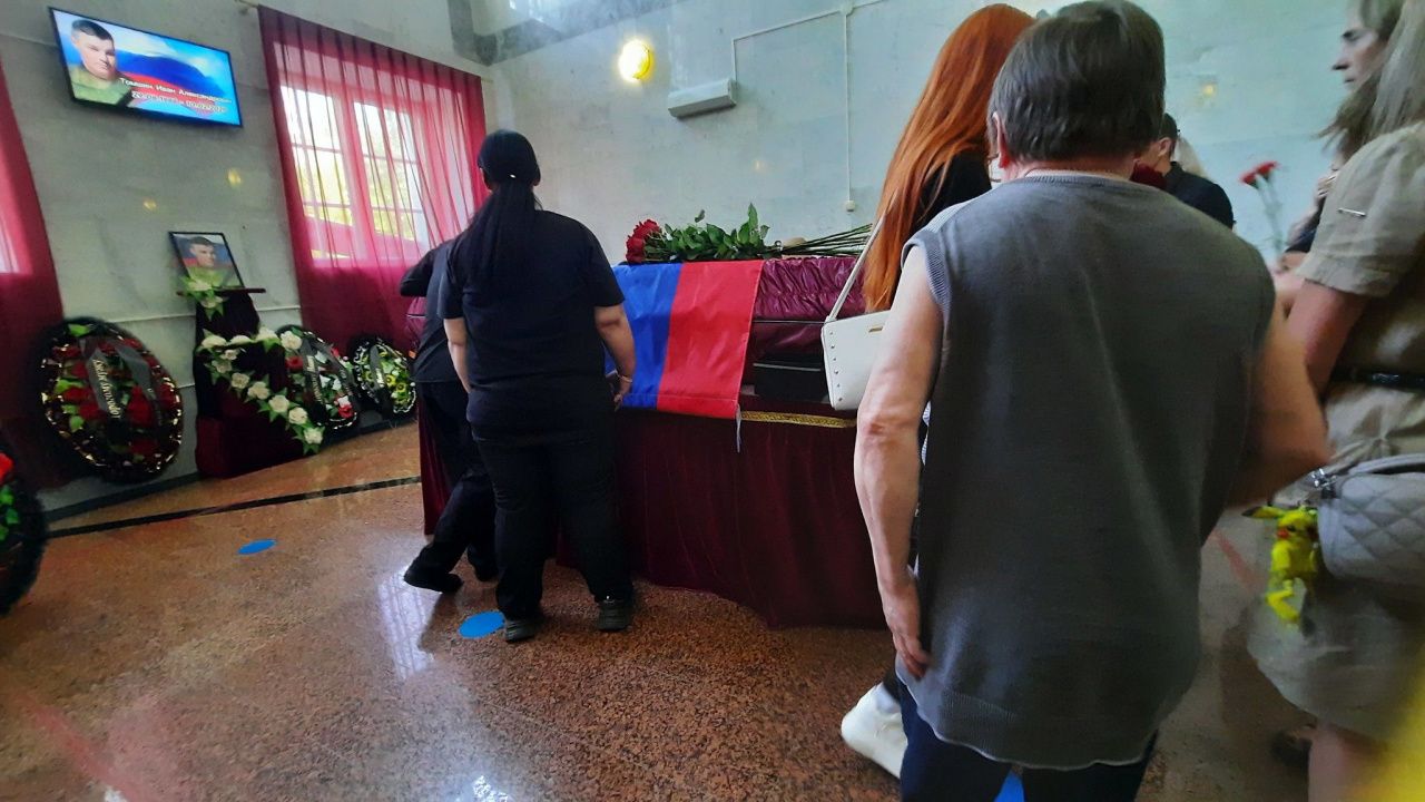 «Он был рубахой-парнем». Похоронили погибшего на СВО 36-летнего Ивана Томшина