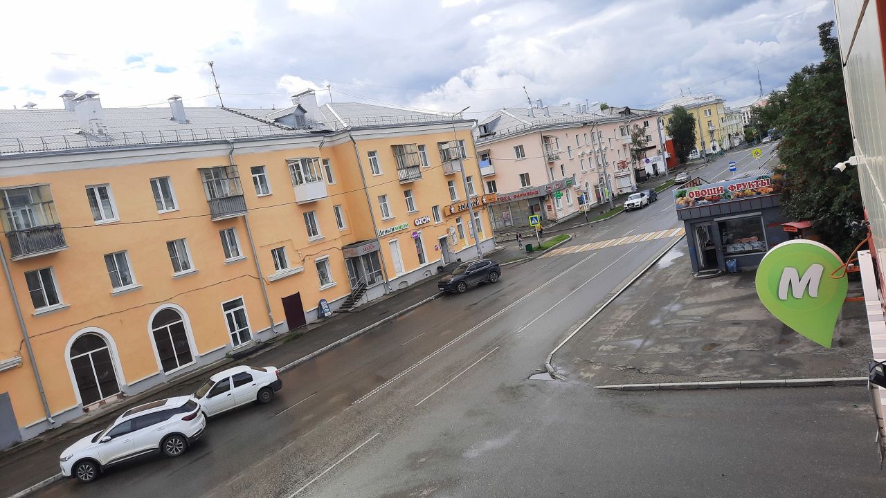 Пешеход сломал челюсть водителю, который резко затормозил перед «зеброй»