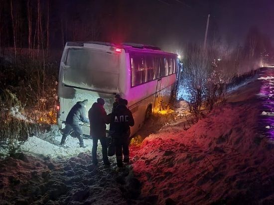 Автобус «Краснотурьинск-Екатеринбург»  вылетел в кювет