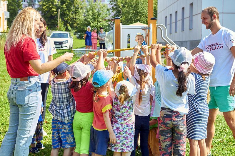 Новогоднее чудо в самый разгар лета: волонтеры РУСАЛа подарили площадку детскому тубдиспансеру