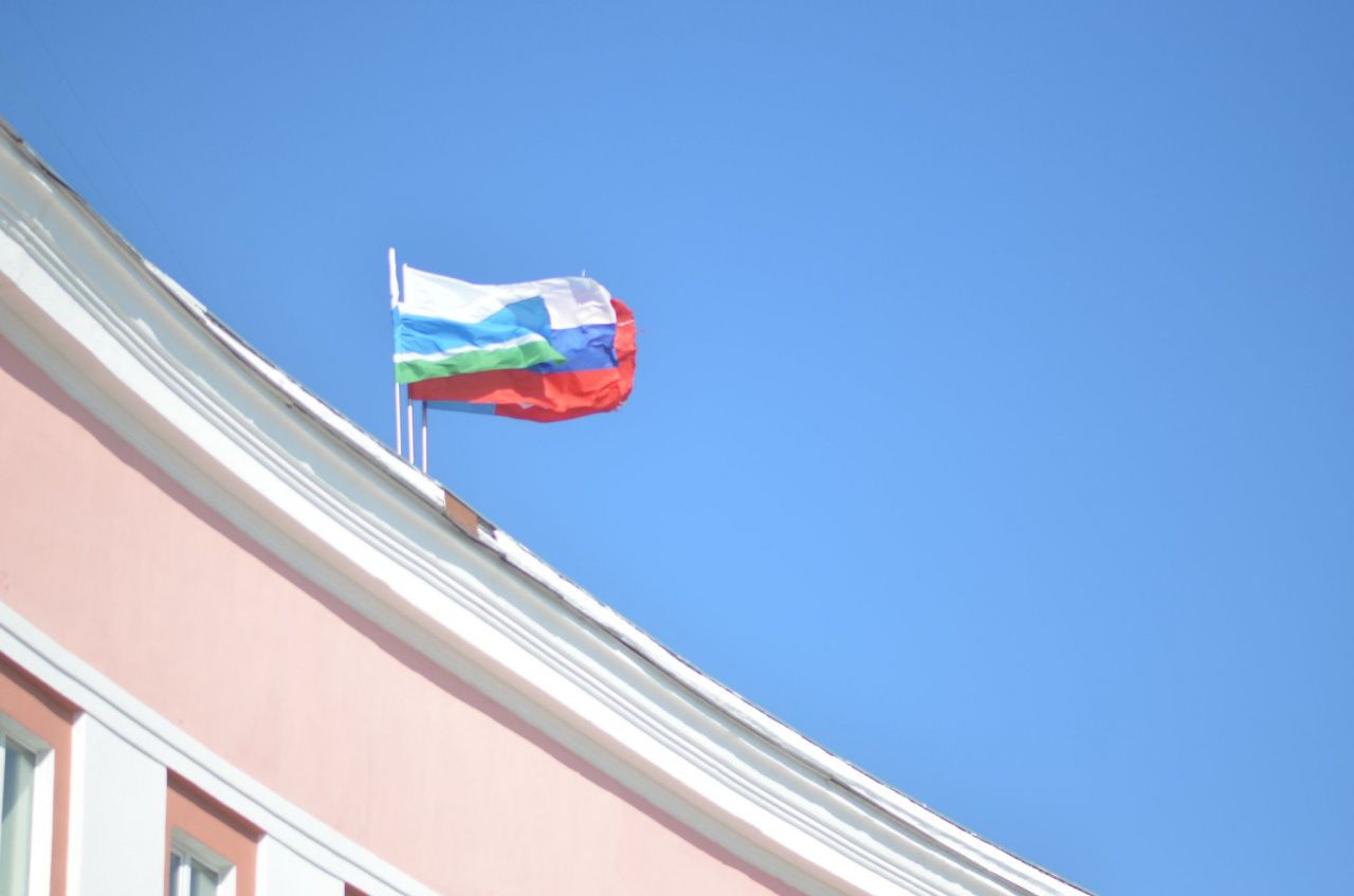 "УХО" потратит 31,5 тысячи рублей на новые флаги РФ, области и города