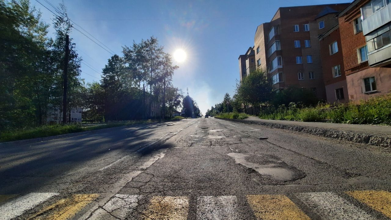 Прокуратура заставляет мэрию отремонтировать улицу Октябрьскую до октября 2025 года