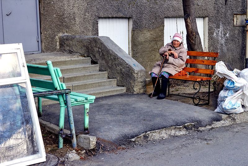 Для 91-летней горожанки установили две скамейки. До этого она сидела на бетонном парапете