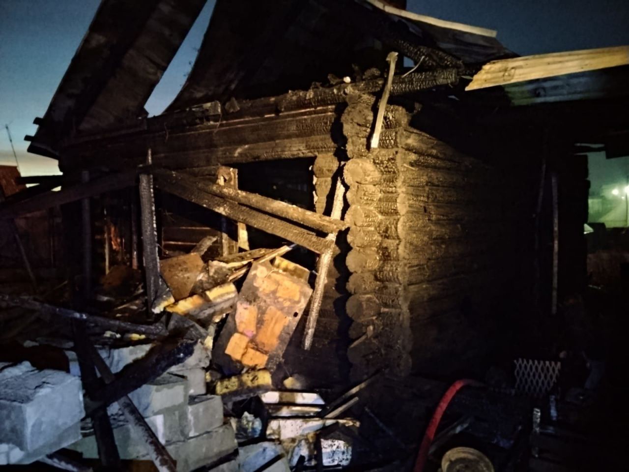 Дом восстановлению не подлежит. Пожар лишил крова семью на Суходойке