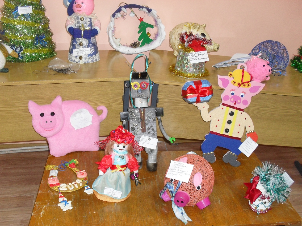 В центральной детской библиотеке проходит выставка работ конкурса "Супер-игрушка", не попавших на городскую елку
