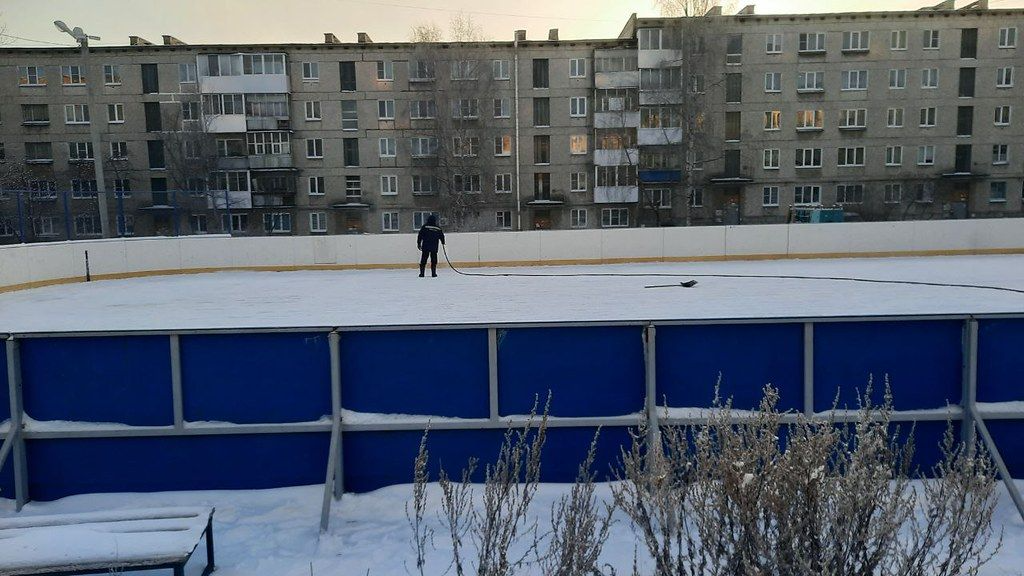 Во дворах Краснотурьинска начали заливать корты