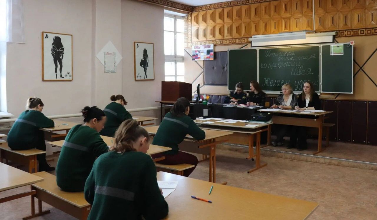 В ИК-16 Краснотурьинска 14 осужденных женщин получили профессию швеи