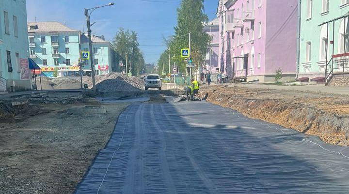 Дорогу на Карла Маркса ремонтируют с помощью геоткани