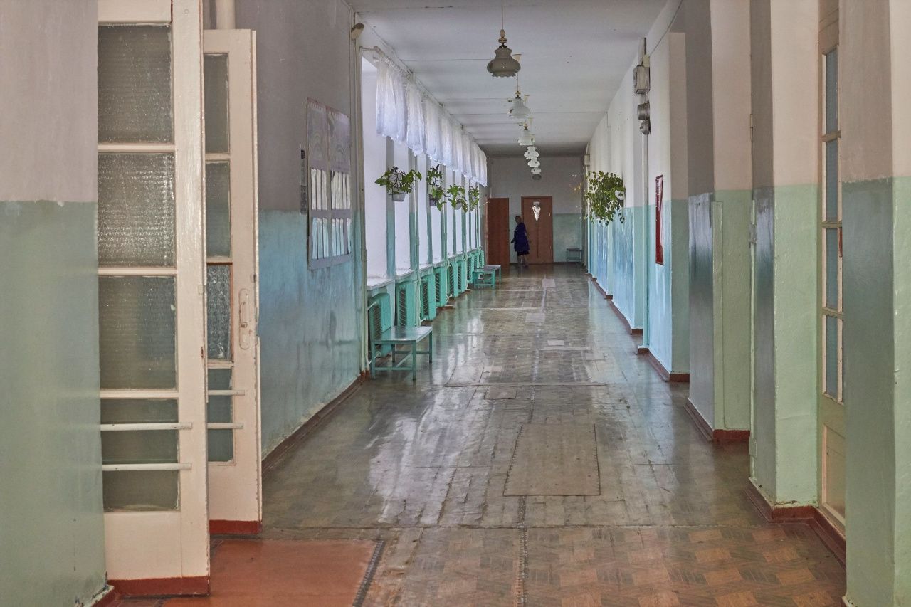 «Терроризирует весь класс». Ученика обвиняют в травле одноклассников и коллектива школы