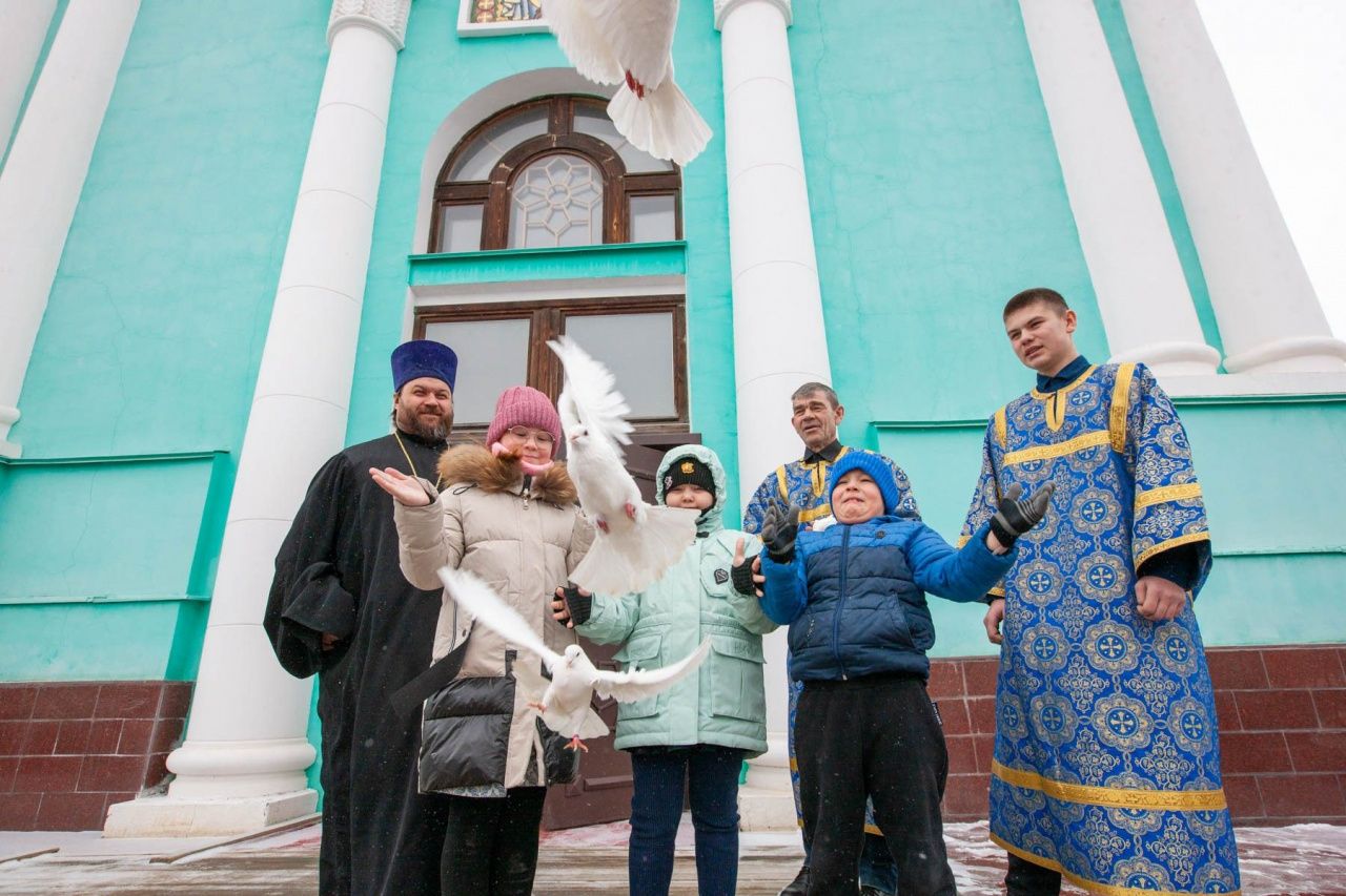 Православные выпустили голубей и раздали литургический хлеб