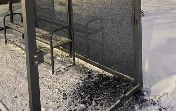 В Заречном разбили очередное стекло на остановке