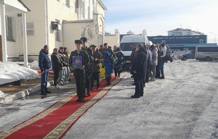 «Потеряли отца дети». В Краснотурьинске простились с погибшим в ДНР