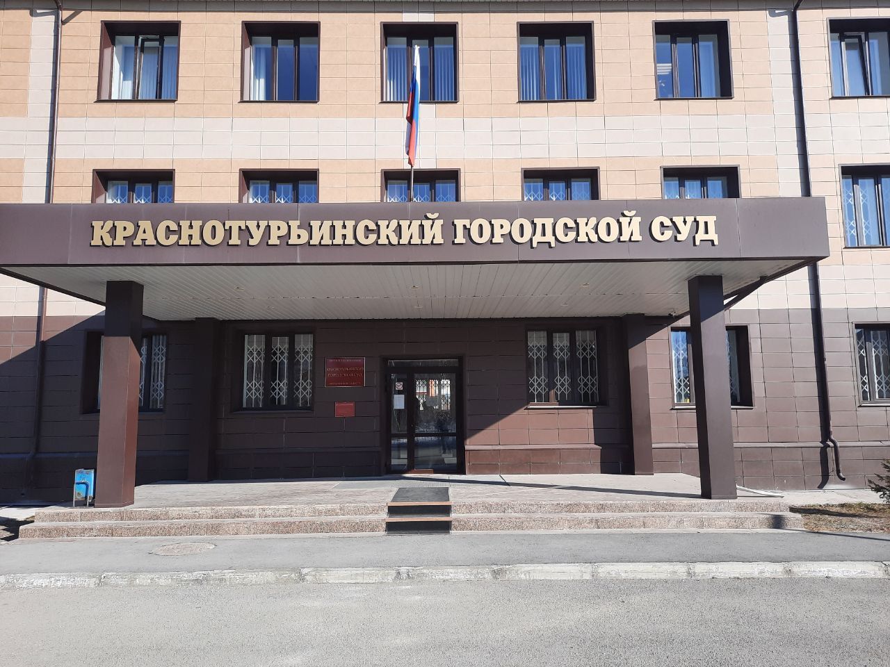 Суд обязал мэрию передать горожанину право собственности на гараж