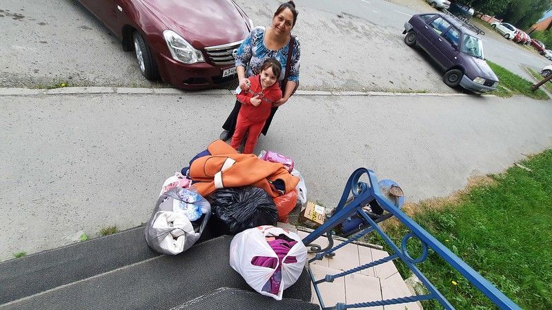 Маме и дочке, которые остались без жилья, помогают горожане. Перевели 10 000 рублей